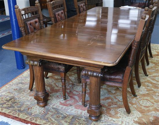 An extending dining table with four leaves W.265cm